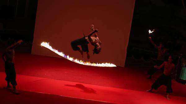 Phare Circus fire act - jump rope