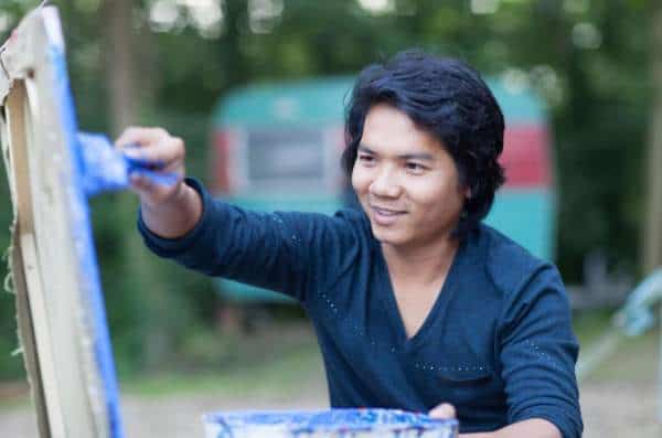 Meet Roeun Sokhom, Phare Live Painter