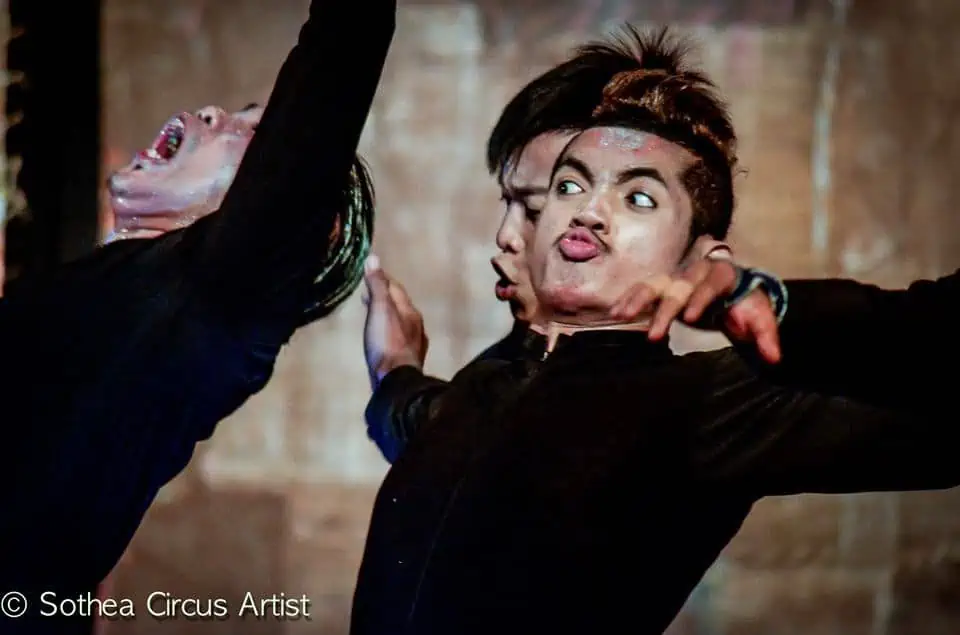 Phare Circus performance "Influence", men in black costumes racing in slow motion