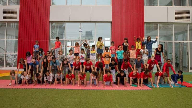 Tini Tinou International Circus Festival 2016 - children make human pyramid