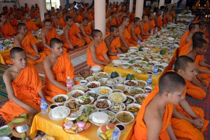 Pchum Ben festival - monks receive food