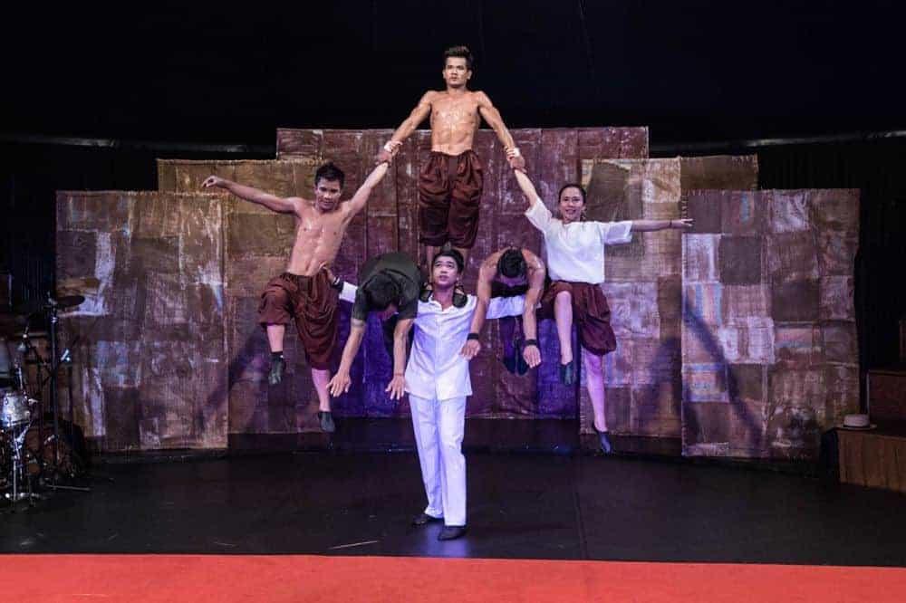 Phare Circus live show "Influence" - 2 performers jump through human pyramid