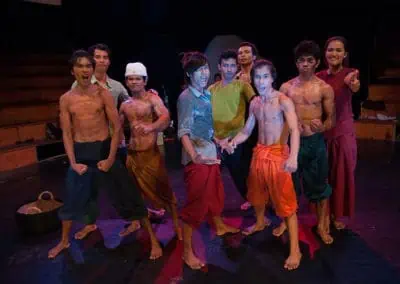 Phare Circus show "Panic!": group cast photo on the circular circus big top stage