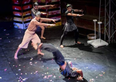 Phare Circus show "Tchamlaek": 3 dancers and 1 b-boy on the circular big top circus stage