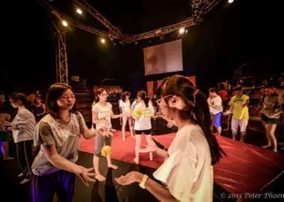 Phare Circus - circus arts workshop - students practicing juggling