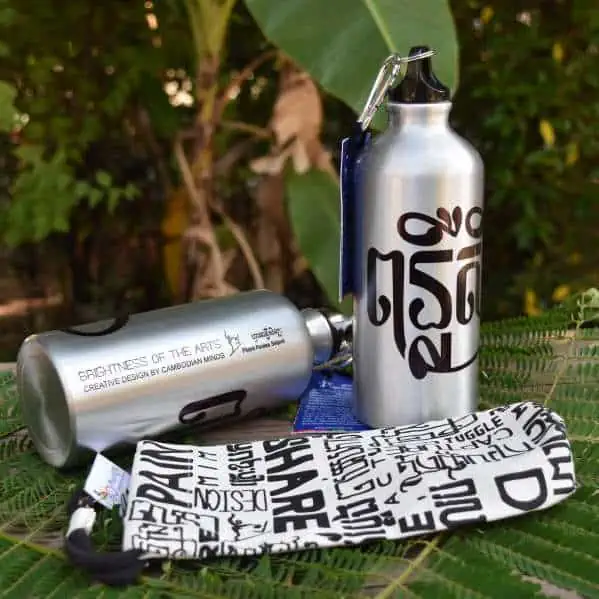 Aluminum sports water bottle - Phare Ponleu Selpak - white bag with black word cloud